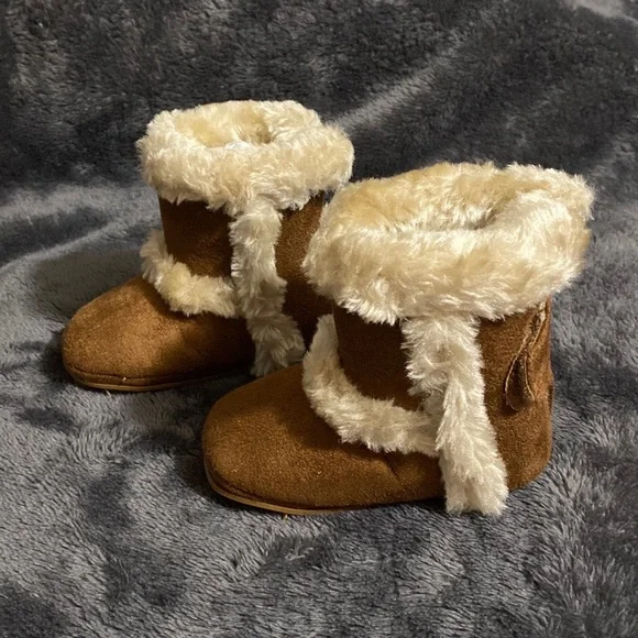 Cozy Brown Kids Boots Size 3 - Picture 2 of 8